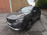 La voiture grise est garée sur le bord de la route.