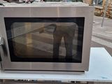 un micro-ondes posé sur une table dans la rue