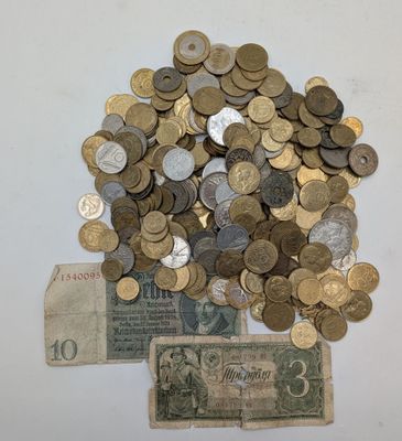 une pile de pièces et un billet posés sur une table