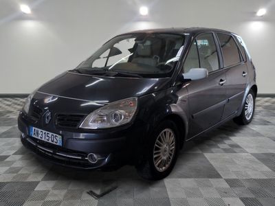 la photo d'une petite voiture noire garée dans un garage
