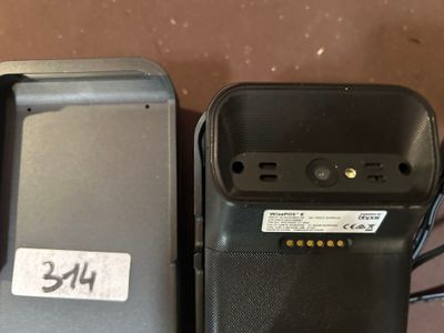 deux téléphones portables posés l'un à côté de l'autre sur une table