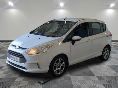 la ford fiesta blanche est garée dans une pièce au sol à carreaux