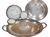 de nombreuses assiettes et bols en argent posés sur une table