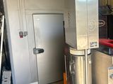 une machine qui se trouve à l'intérieur d'un bâtiment