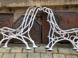 deux chaises blanches placées l'une à côté de l'autre sur un sol en briques