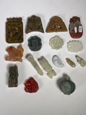un grand nombre d'objets différents posés sur une table
