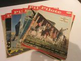 trois magazines posés les uns à côté des autres sur une table