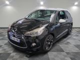 la petite voiture noire est garée sur un sol en damier