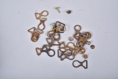 de nombreux objets métalliques de toutes sortes posés sur une surface blanche