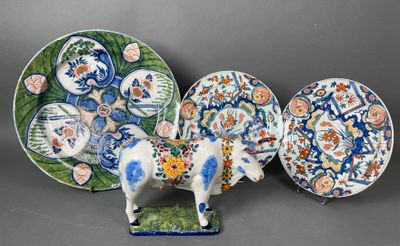 trois assiettes et une figurine représentant un cheval posées sur une table