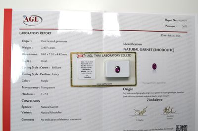 Une rhodolite, facettée ovale, d'un poids de 2,40 cts, prove…