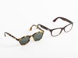 une paire de lunettes de soleil à monture écaille sur fond blanc