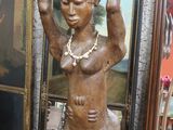 une statue représentant un garçon tenant un pot sur la tête