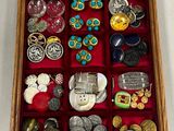 une boîte en bois contenant toutes sortes de boutons
