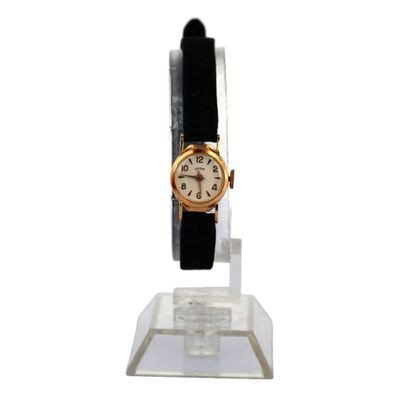 une image représentant une montre posée sur un socle transparent, sur fond blanc