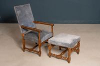Fauteuil et repose pied en noyer mouluré, (photo 2)