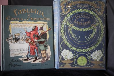 deux livres posés l'un à côté de l'autre sur une table