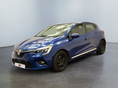 une voiture bleue garée dans une pièce aux murs blancs