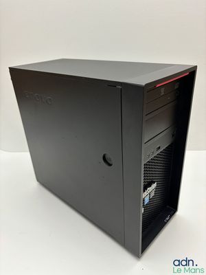 un ordinateur de bureau noir posé sur une table blanche