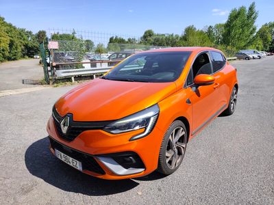 un gros plan d'une voiture orange garée sur un parking