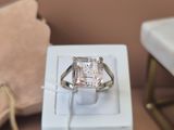 une bague posée sur une boîte blanche