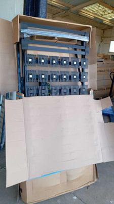 une boîte en carton posée sur un carton dans un entrepôt
