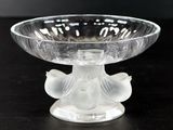 un bol en verre transparent orné d'un ange