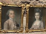 une paire de portraits anciens représentant un homme et une femme en costumes d'époque