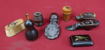 de nombreux objets différents posés sur une surface rouge