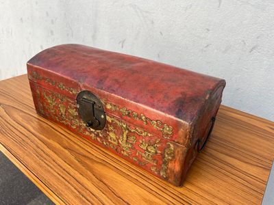 CHINE - Coffret à perruque en bois laqué rouge à décor doré …