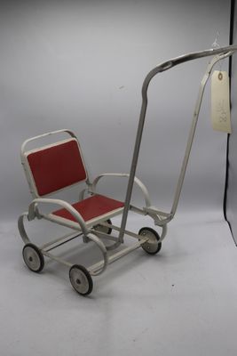 une chaise rouge posée sur un chariot argenté