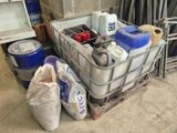 un conteneur métallique rempli de récipients en plastique et d'autres objets
