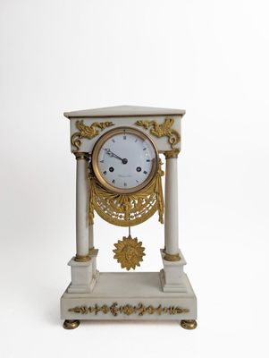 Pendule portique en marbre et bronze doré du XIXe siècle