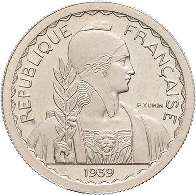 gros plan d'une pièce de monnaie sur laquelle figure une femme