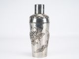 shaker à cocktail en métal argenté orné d'un motif de dragon