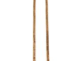 gros plan d'un collier en chaîne en or sur fond blanc