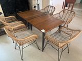 une table et des chaises dans une pièce avec une cheminée
