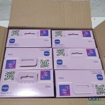 Plusieurs cartons contenant des gadgets électroniques sont empilés les uns sur les autres
