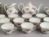 beaucoup de tasses et de soucoupes posées sur la table