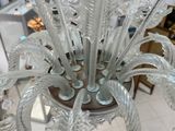 un lustre en verre orné d'un bouquet de fleurs en verre