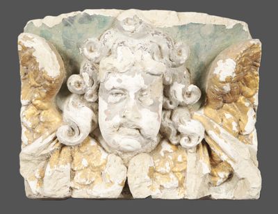 une sculpture en pierre représentant un homme avec un oiseau sur la tête