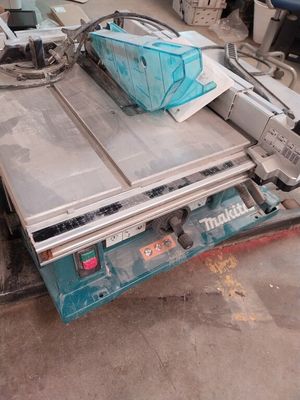 une machine posée sur une table