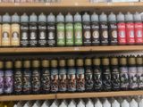 de nombreux pots de peinture sur les étagères du magasin