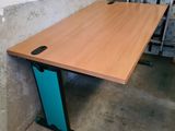 une table en bois avec un plateau bleu, dans un coin de la pièce