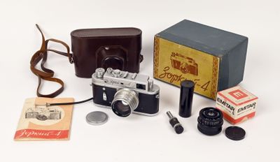 un appareil photo et d'autres objets posés sur une table