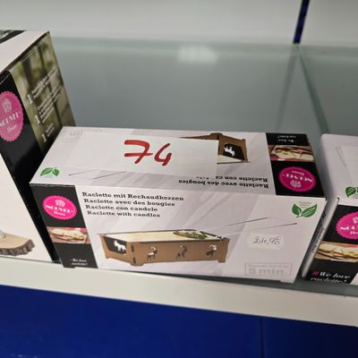 Plusieurs cartons de nourriture sont empilés sur une étagère dans un magasin.