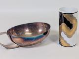 une tasse et une cuillère posées l'une à côté de l'autre sur une table