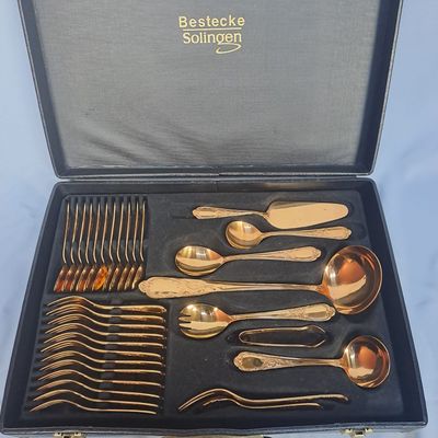 de nombreuses cuillères en argent et des cuillères dans un coffret