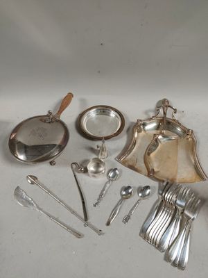 beaucoup de couverts posés sur une table blanche