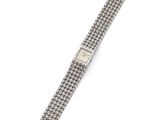 une montre argentée sur fond blanc, avec un fond blanc